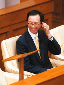 梁锦松伏明霞_梁锦松收入(2)