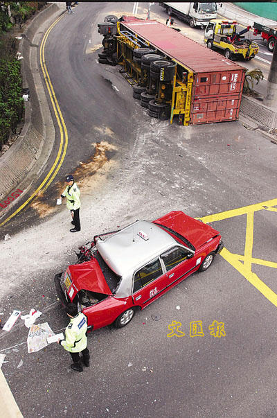 葵涌货柜车翻侧车祸,警员在现场调查.高清图片