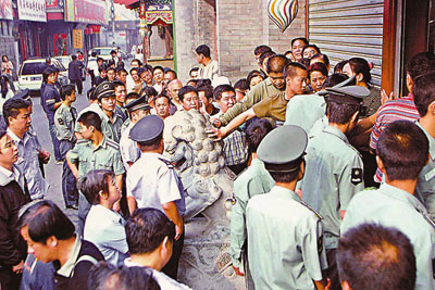 河上万齐_中国月收入上万人群