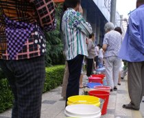 排隊等待買水的居民