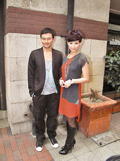 20091007胡杏儿与张智霖亲密相拥_娱乐八卦