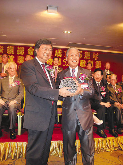 何氏宗亲总会就职 何煜荣膺理事长 - 香港文汇报