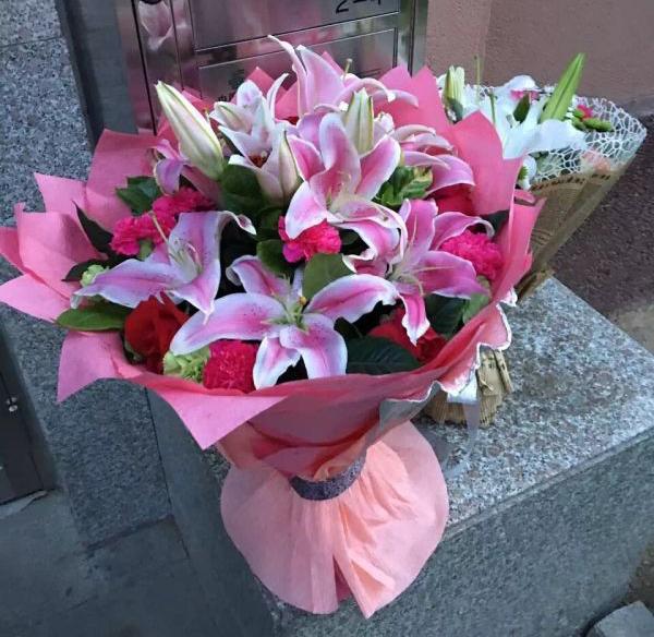 有人放了兩束鮮花在楊先生家門口以示祭奠。