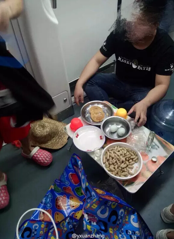 網友隨手拍廣州地 三乘客擺桌食飯加曬衣