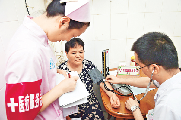 ■中國開始在全國範圍內推廣家庭醫生制度。圖為家庭醫生在安徽合肥一居民家中測量血壓。 資料圖片