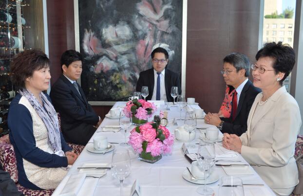林鄭月娥（右一）與中國駐紐約總領事章啟月（左一）進行早餐會面