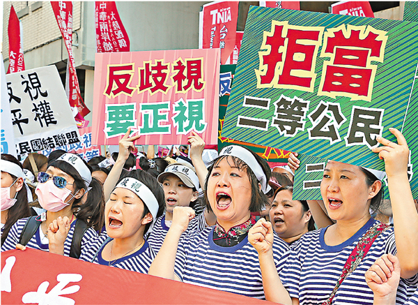 ���Q��A���֤j���t���b�x�u�ߪk�|�v�e���|�A���I�u�Ϫ[���B�n�����v���f���C ������