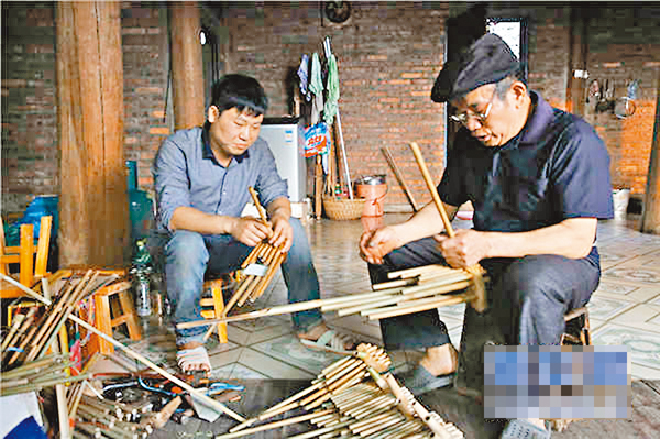■陸友頭父子正在製作蘆笙。 網上圖片