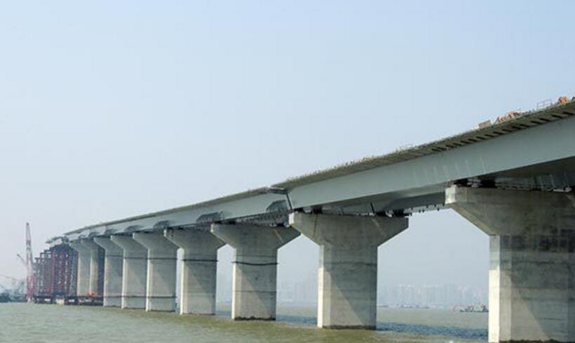  港珠澳大橋主體橋樑今日合龍，標誌著22.9公里跨海橋樑正式接通成型