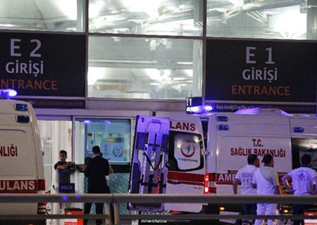 6月28日，在土耳其伊斯坦布爾，救援人員在阿塔圖爾克國際機場待命。 美聯/新華社