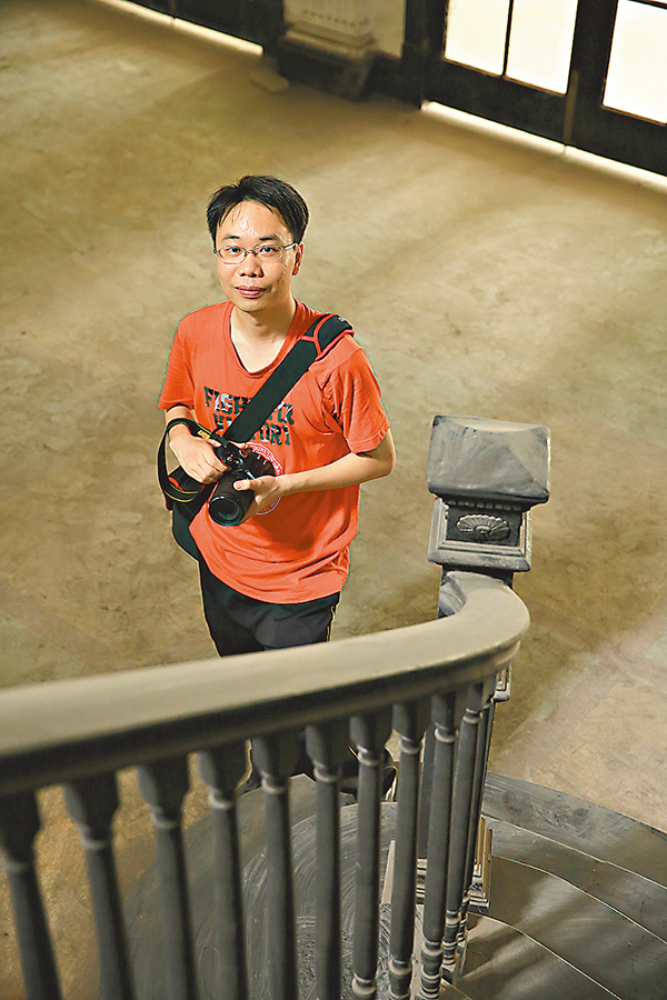 �����ؽ��I�Ӭ۾��A���X�ʦ~�媫�ؿv�C �����s�{�ǯu