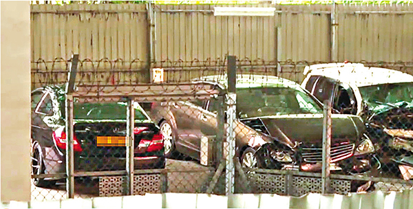 ■衝路障黑色平治房車(左一)為張慧雯名下登記。 電視截圖