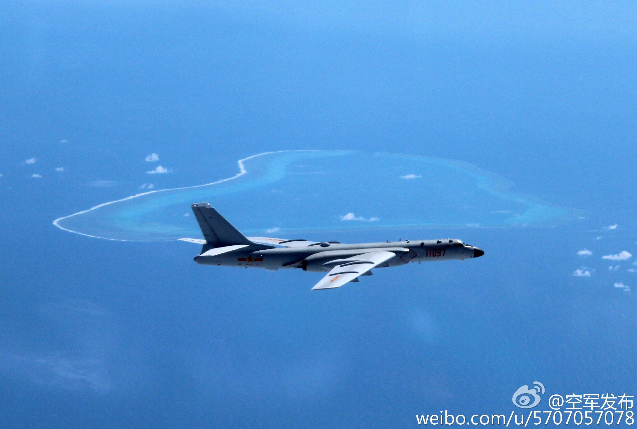 空軍配發的轟-6K飛越黃巖島的照片
