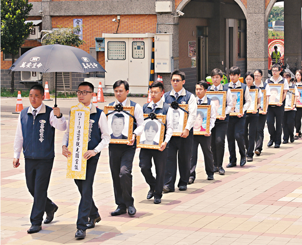 ������[���Τ��N���C26���N�~�ƥ�A�Q��b���c�s�����|�椽���A§���H�����ӿ����̷Ӥ��i�J�����|���C������