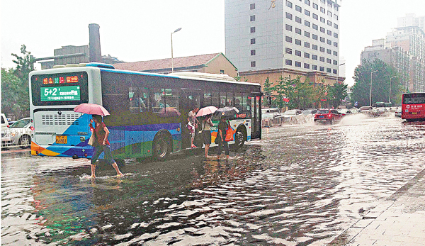 ���n��25��ı߬𭰼ɫB�ɭP�����a�q�n���Y���C �O�̤_�ɵY  ��