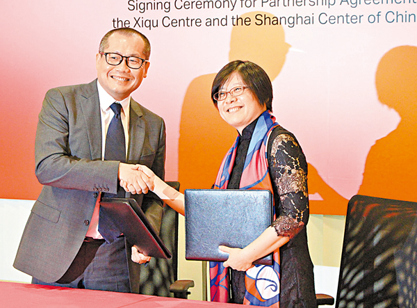 ■茹國烈（左）代表西九文化管理局與上海戲曲藝術中心總裁張鳴簽署合作協議。 趙僖 攝