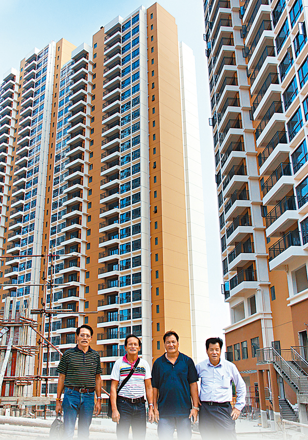 ■看到高檔漂亮的新房，陳蘇（右一）和鍾金娣（右二）等香港漁民十分高興。記者李昌鴻  攝