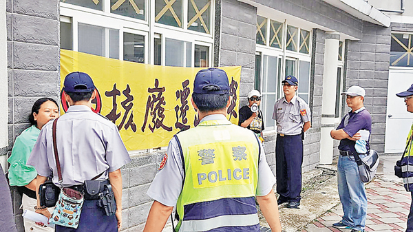 �����^��������Ϥ��ҫe�Aĵ����ĳ�ܫª��C�~�Ĩ��]���U����q�C ���W�Ϥ�