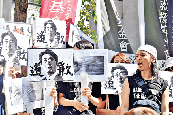 ��8��15��O�饻�G�ԾԱѧ뭰71�P�~�A�x�W�h�Ӱ��k�����饻��y��|��ĳ�A�I�~�饻�F�������D�p�C ������