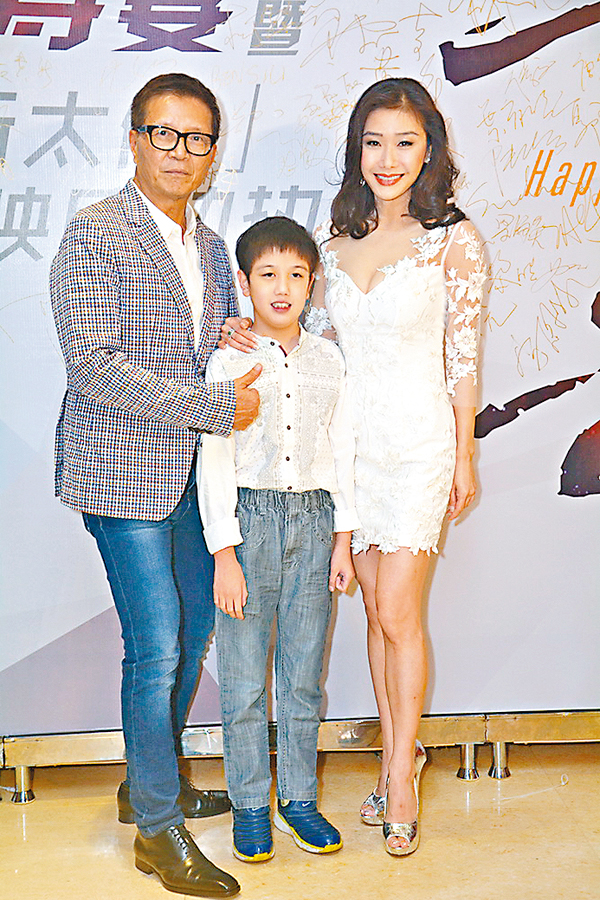 ■張慧儀帶同兒子賀陳慎芝。