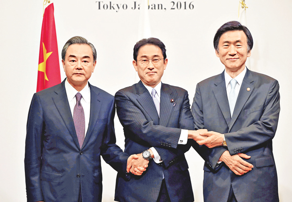 �����ݬQ��X�u�饻�~�۩��Ф嶯���w��b�|�C�b�|�e�A���ݻP���Ф嶯�B����~�������@�X�ӡC ���z��