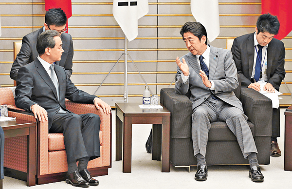 ■王毅在日本首相辦公室與安倍晉三會晤。法新社