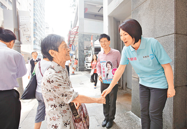 ■李慧�k日前在新蒲崗大有街以親切的笑容、謙卑的姿態握住一雙雙路過的手，期待握住一張張選票。 劉國權  攝