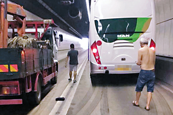■肇事旅遊巴（右）在隧道內等候拖走檢驗。 網上圖片