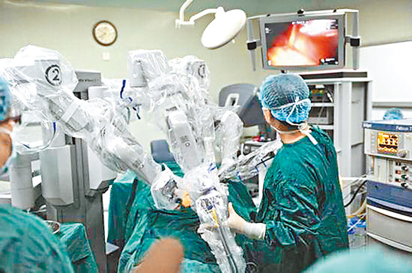 ■手術機械人正在為患者進行手術。資料圖片