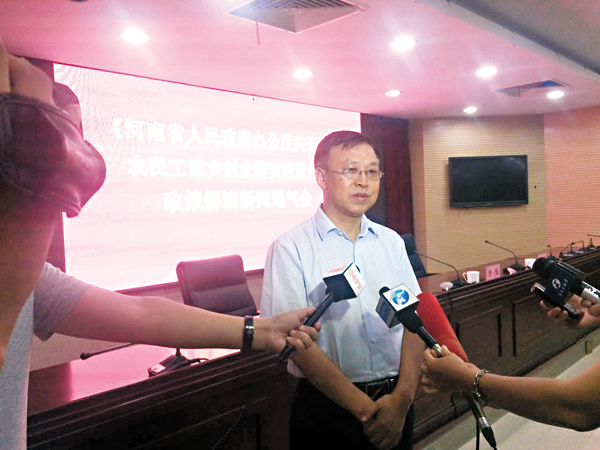 ■呂志華介紹河南支持農民工返鄉創業情況。記者劉蕊 攝