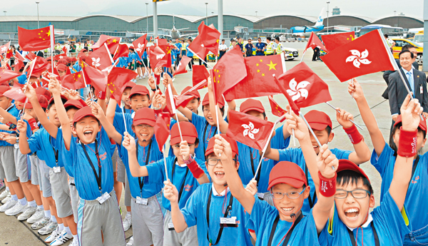 ■來自本港多間學校的180名小學生昨日在機場手舞國旗、區旗， 熱情迎接國家隊精英運動員。