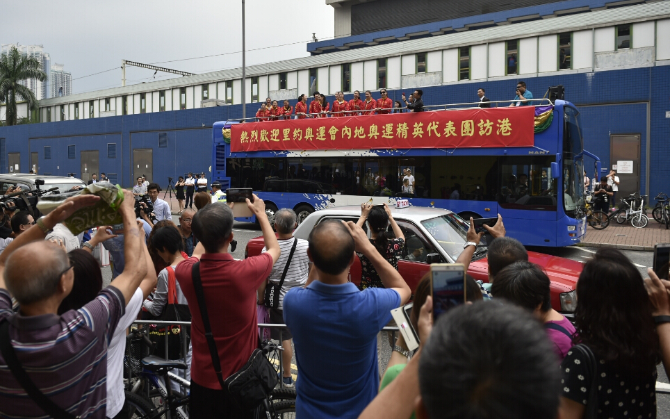 8月29日，市民拍攝花車巡遊的國家女排。     當日，�堿鬤纗B會內地奧運精英代表團的女排成員在香港新界、沙田和大圍等地進行花車巡遊，吸引了眾多市民前往歡迎和拍照留念。