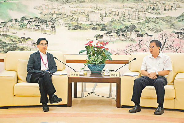 ■香港中華廠商聯合會會長李秀��(左)與東莞市市長梁維東交流港企轉型。