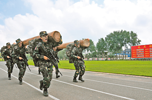 �����Y(��)�P�o���ԤͶi�榪���V�m�C ��������ǯu