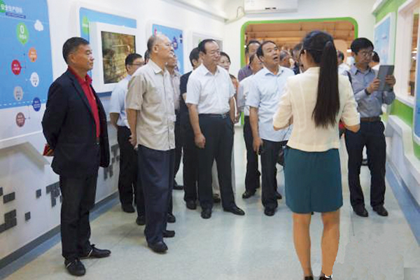 ������F����~�C�u���M�b���X�j��Q���Φҹ�C �����_�ʶǯu