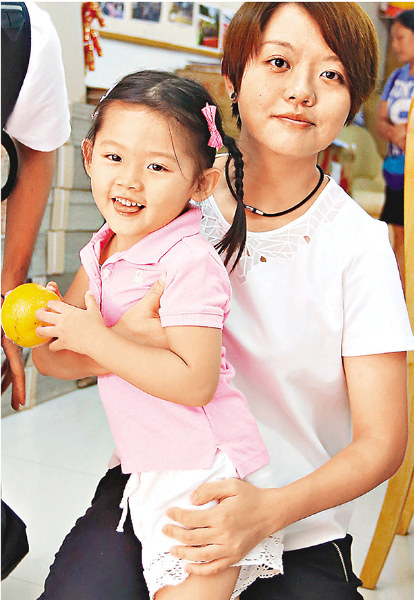 �����ũɪ��ܡA�����Ʊ�Ĥl�b�@�ӥR���٬ޤίɪ������ҤU�����C������ ��