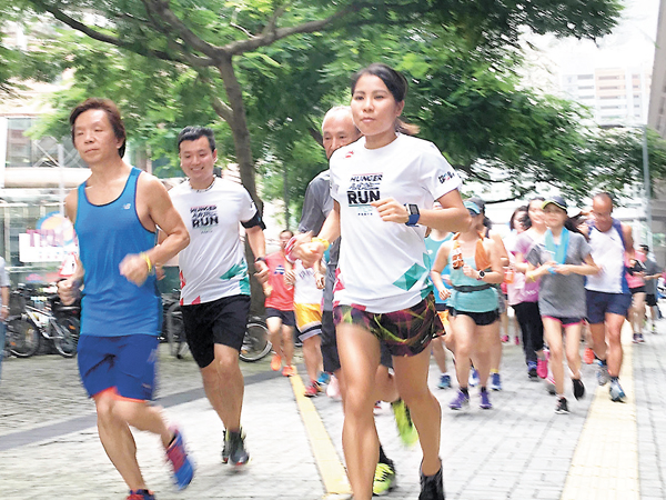 ■港馬拉松女將姚潔貞(右)。 潘志南 攝