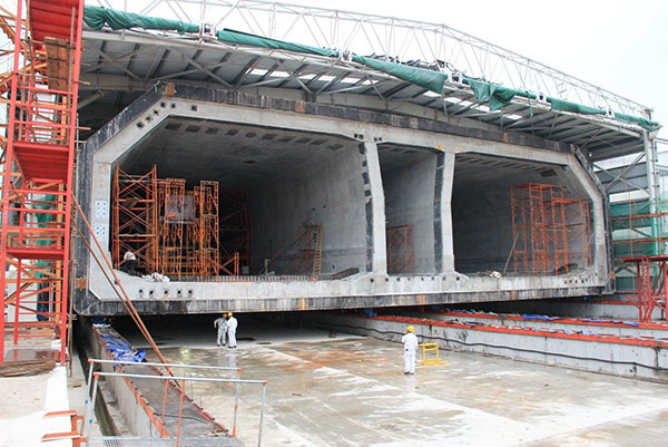 作為港珠澳大橋施工中最難的部分，海底隧道由33節巨型沉管對接而成，圖為沉管預制現場。(方俊明 攝)