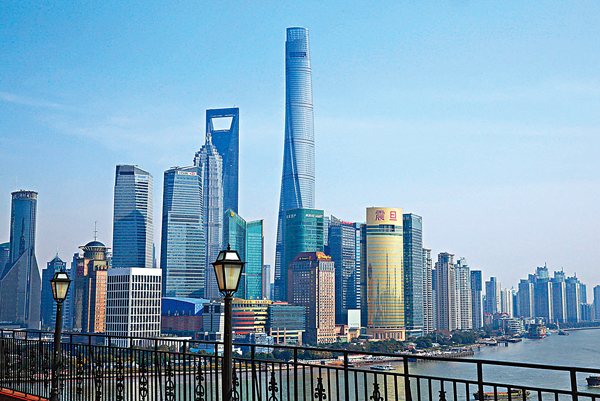 图为在外滩看浦东,「上海中心」大厦屹立於摩天大楼中,十分醒目.