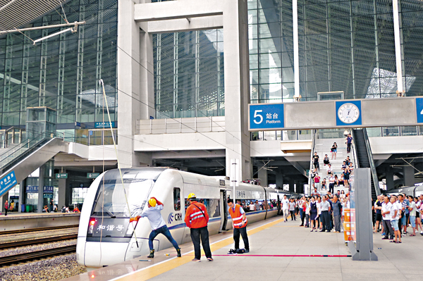 ���ܤ�2�C�ʨ��b�H���_�{�ɰ��B�A�u�@�H���b���׳Q�䭷�j�Ҫ��ʨ��q�l�C �O�̽��װ� ��