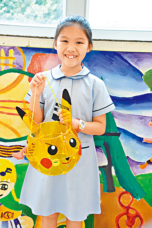 ■黃悅桐與她的「比卡超」燈籠。學校供圖