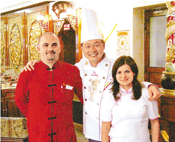 ���b�I���Q�u�@�ɡA���֫��X�̼}�W�e�ӻP���K�ئX�v�d���C���X�̨ѹ�