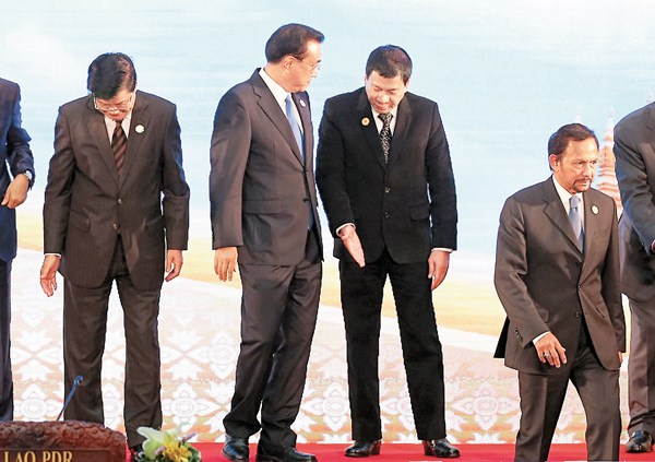 ■菲律賓總統杜特爾特上任後多次向中國示好。圖為本月初的東盟峰會，李克強與杜特爾特寒暄。 資料圖片