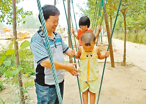 �����W�ͫe�P�l�k�b�@�_���֡C ���W�Ϥ�