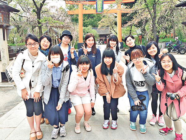 ■洪泳怡(前排右二)到京都交流時與當地同學、老師建立友誼。 作者供圖