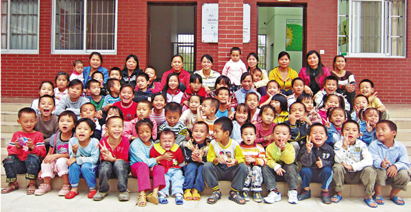 ■關愛之家有9個家庭，共照顧54位孤兒，包括孖生姊妹覃江茲、覃江如。雲彩行動供圖