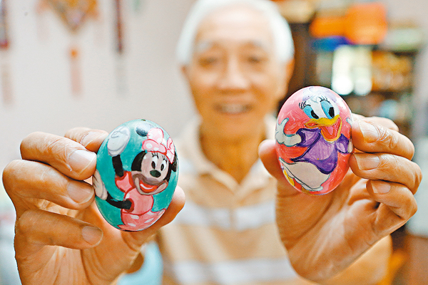 ���O�ìu�ѤH�i�ܵe�b�J�ߤW���}�h���H���C ���s��