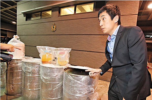 首揭油桶藏「毒液」 海關檢值850萬貨