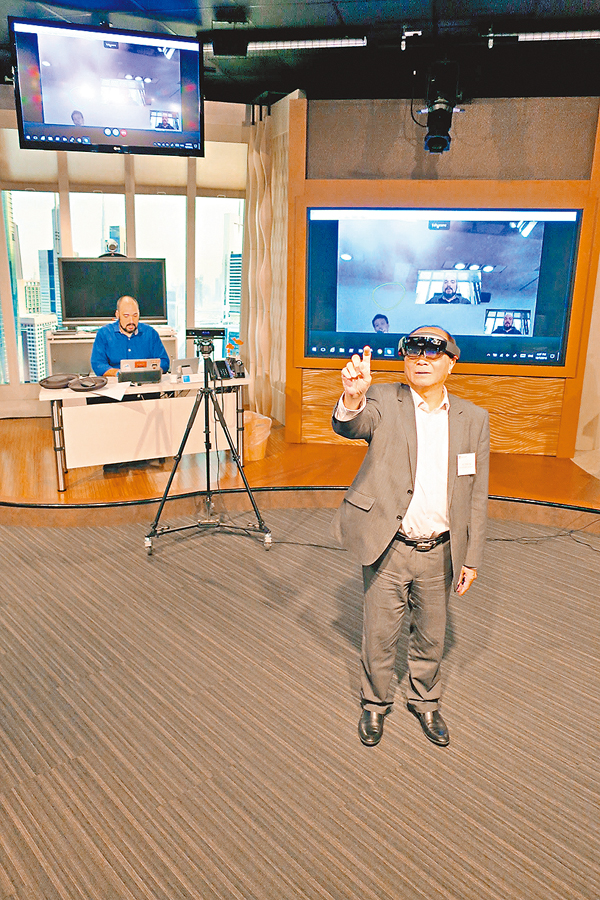 ■吳克儉在微軟技術中心試玩穿戴式電腦。
