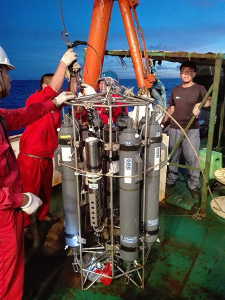  中國科學家探索萬米深海獲取海洋觀測資料 海洋國家實驗室提供